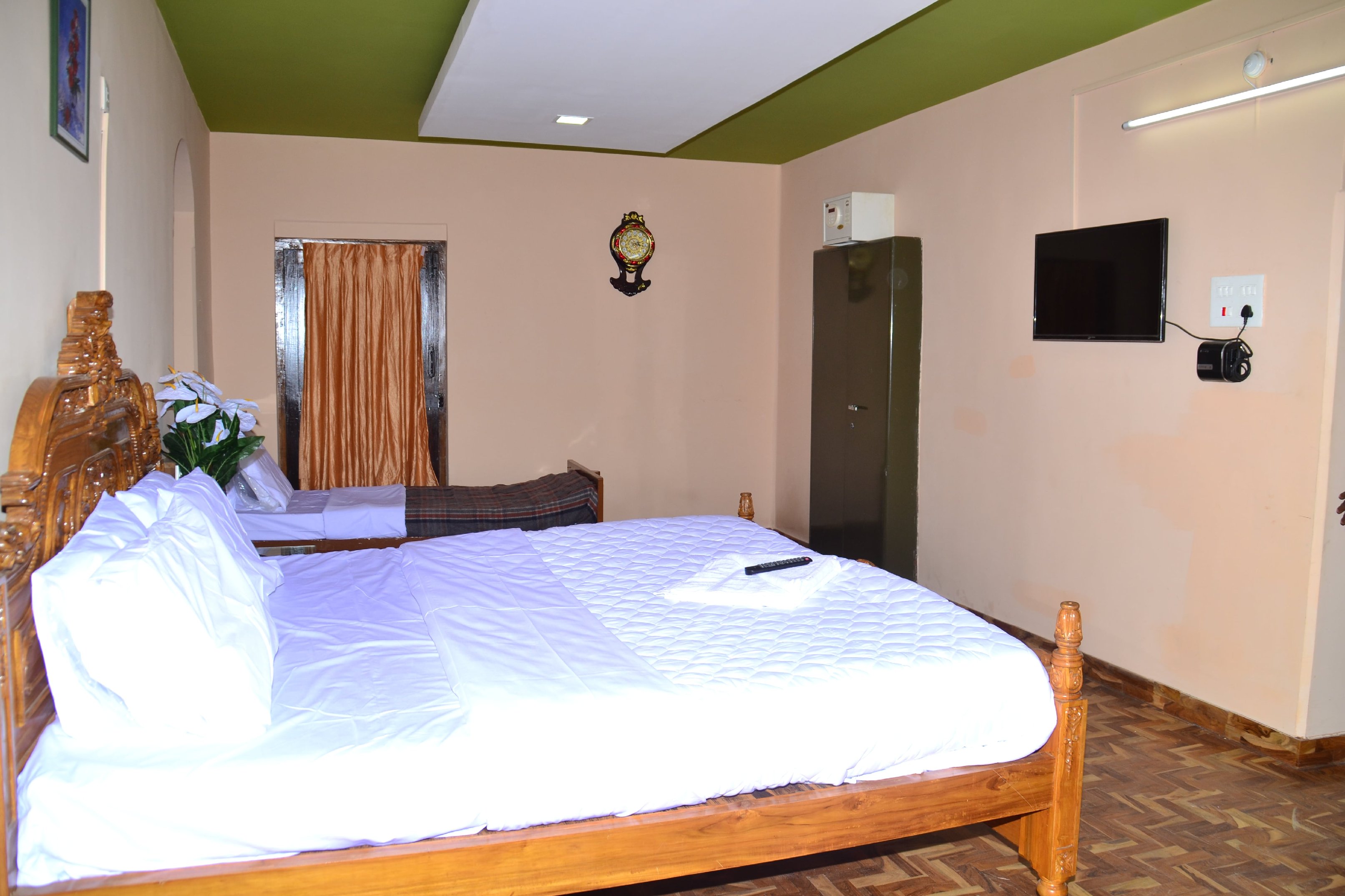 Hillington Cottage | Rooms & Suites - Tap to explore photos