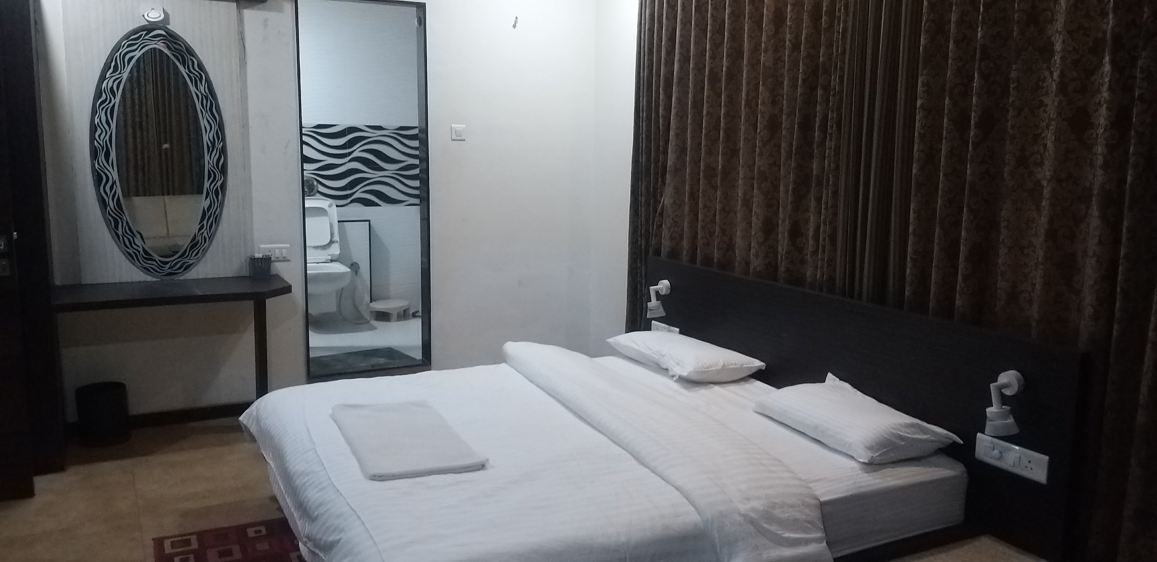 HOTEL SHREENATH PRIDE Room Type - Suite Room