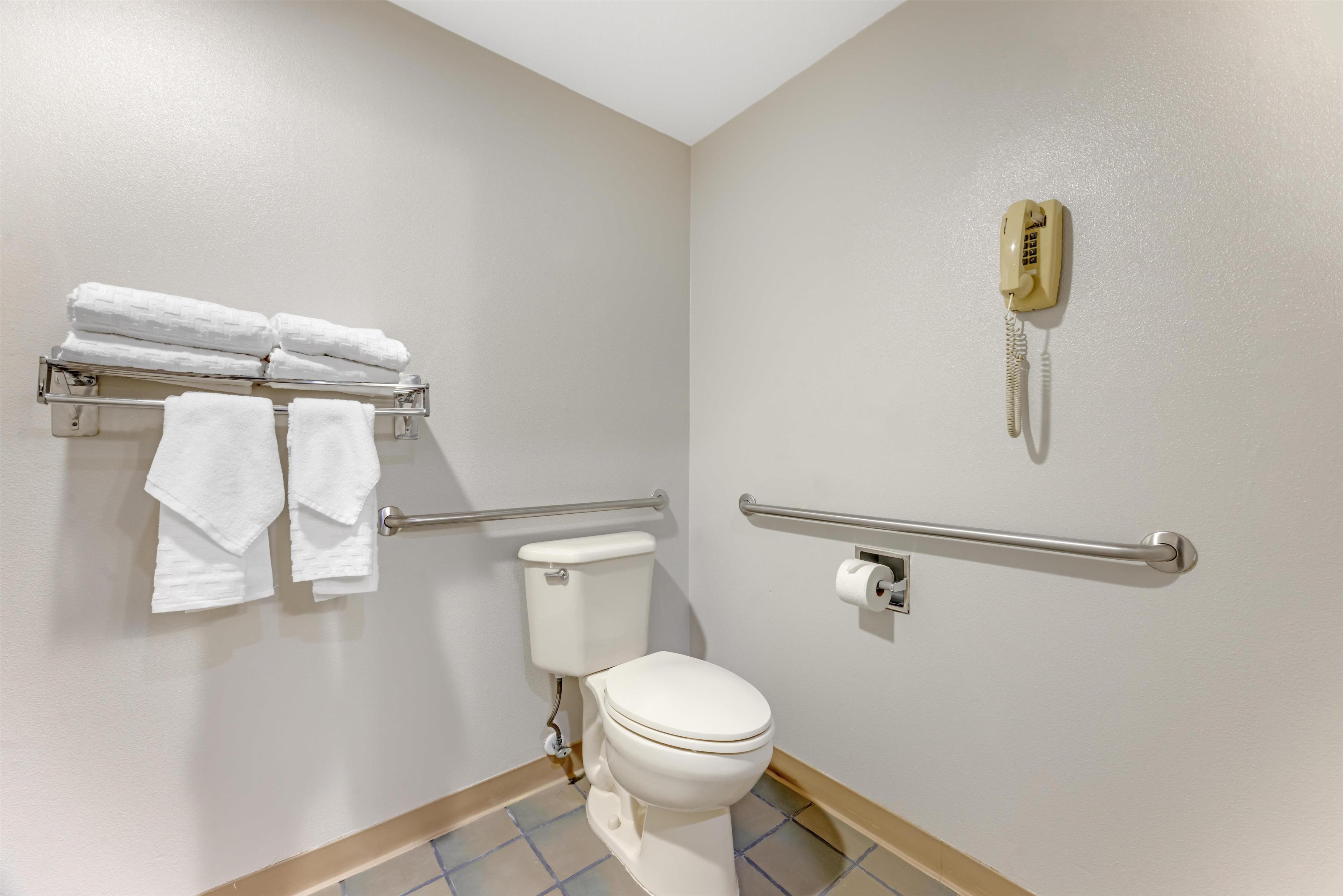 Best Western Plus Cascade Inn & Suites - Tap to explore photos