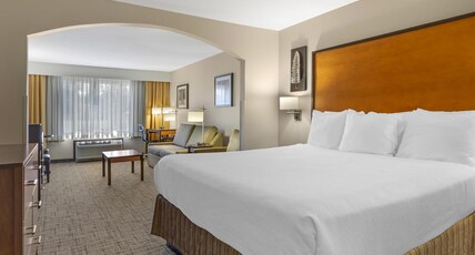 Best Western Plus Cascade Inn & Suites Room Type - Suite-1 King Bed, Non-Smoking, Sofabed For One Person, Microwave And Refrigerator, Wi-Fi, Full Break Best Western Plus Cascade Inn & Suites Room Type - Suite-1 King Bed, Non-Smoking, Sofabed For One Person, Microwave And Refrigerator, Wi-Fi, Full Break