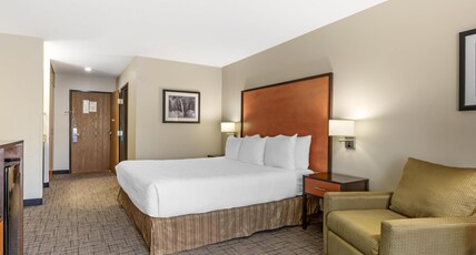 Best Western Plus Cascade Inn & Suites Room Type - Accessible - 1 King, Mobility Accessible, Bathtub, Microwave And Refrigerator, Wi-Fi, Non-Smoking, F Best Western Plus Cascade Inn & Suites Room Type - Accessible - 1 King, Mobility Accessible, Bathtub, Microwave And Refrigerator, Wi-Fi, Non-Smoking, F