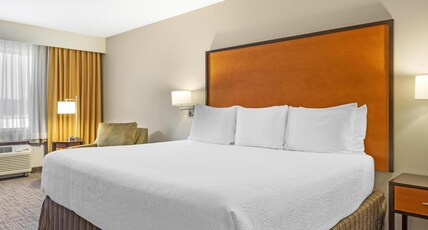 Best Western Plus Cascade Inn & Suites Room Type - 1 King Bed, Non-Smoking, Lounge Chair And Ottoman, Microwave And Refrigerator, Wi-Fi, Full Breakfast Best Western Plus Cascade Inn & Suites Room Type - 1 King Bed, Non-Smoking, Lounge Chair And Ottoman, Microwave And Refrigerator, Wi-Fi, Full Breakfast