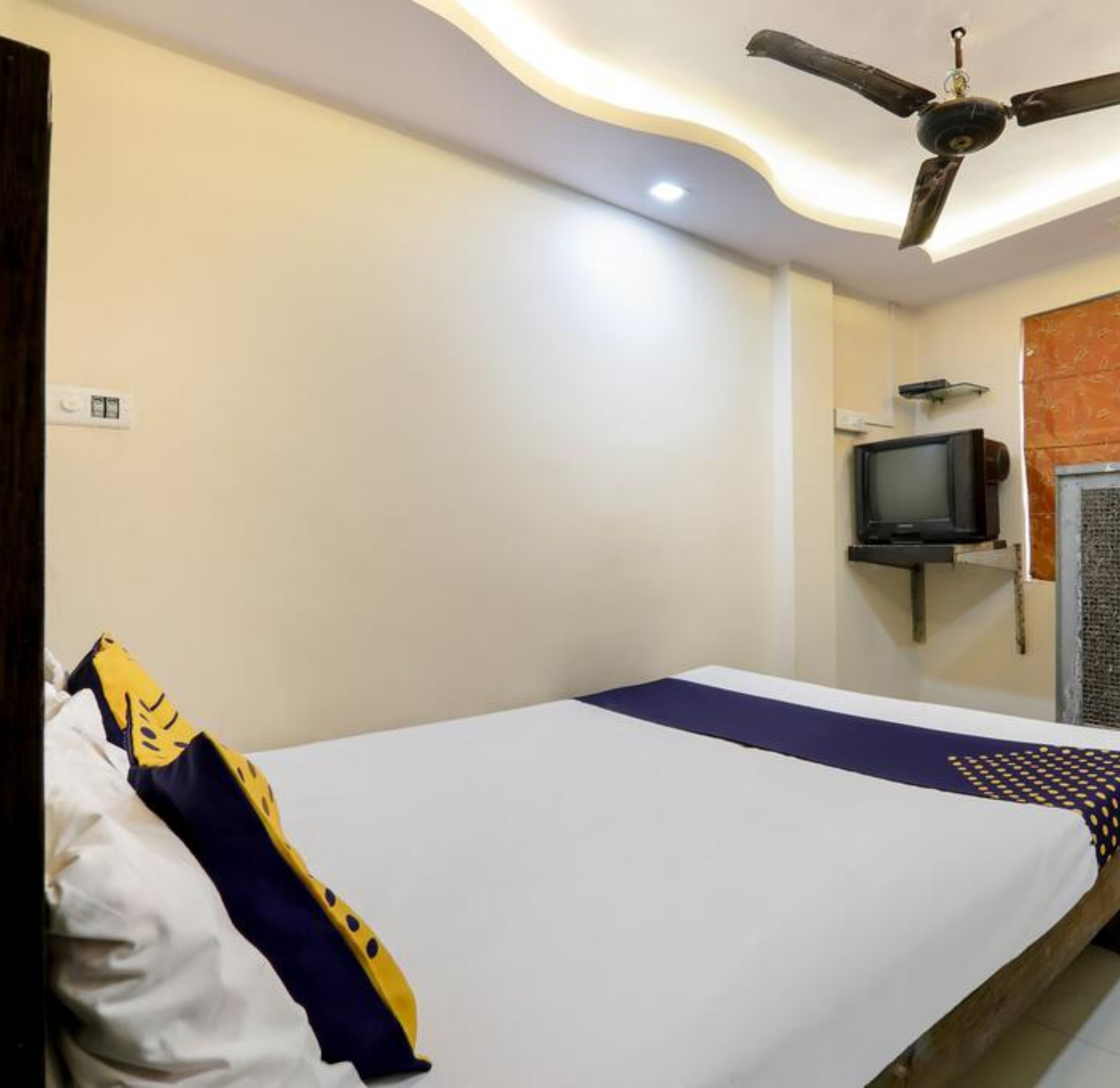 Hotel Shree Shagun - Tap to explore photos