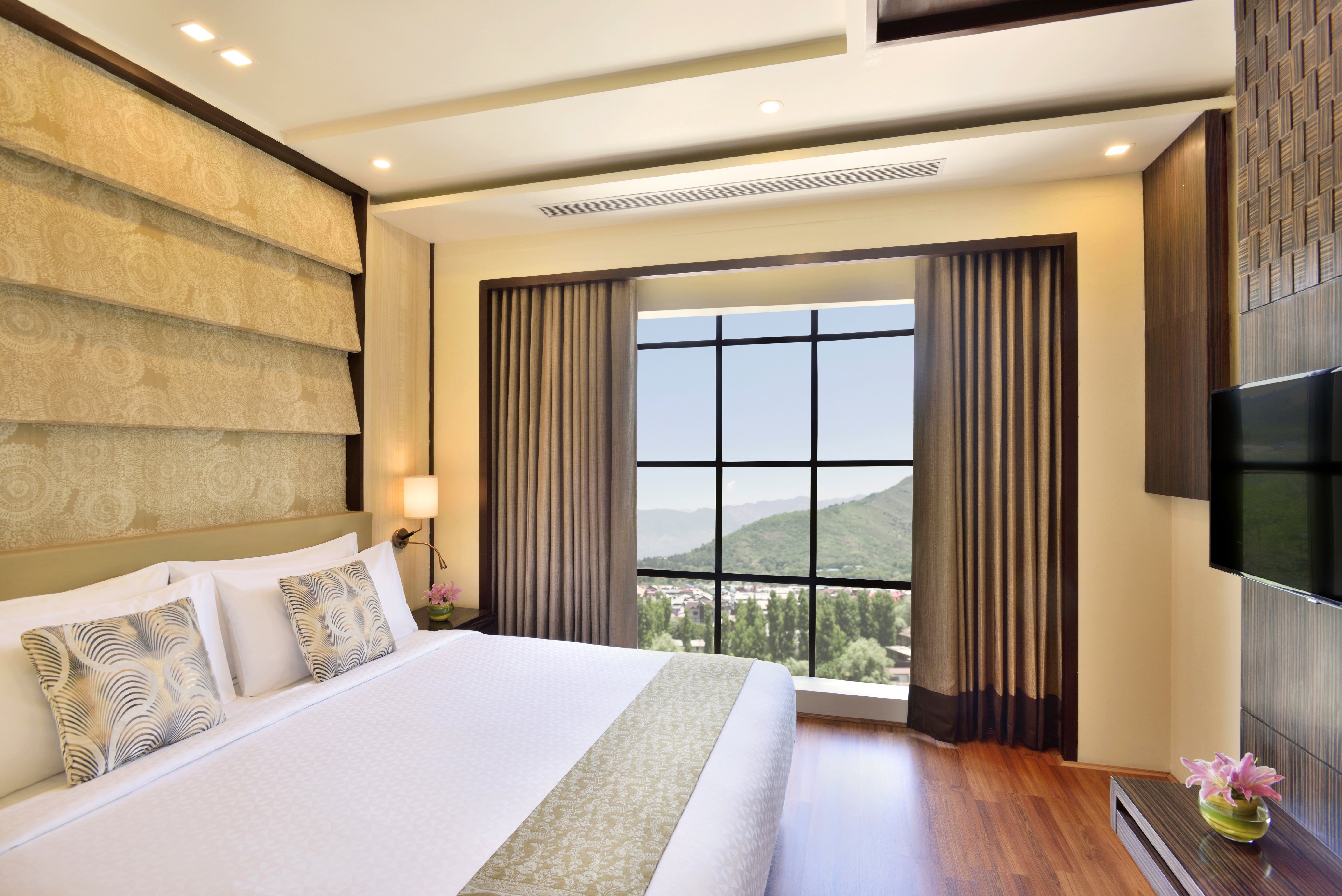 Four Points by Sheraton Srinagar Room Type - Deluxe King with Mountain View