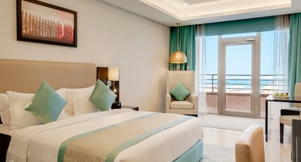 Ramada Hotel and Suites Amwaj Islands Room Type - 1 King Bed, Accessible Room, Smoking