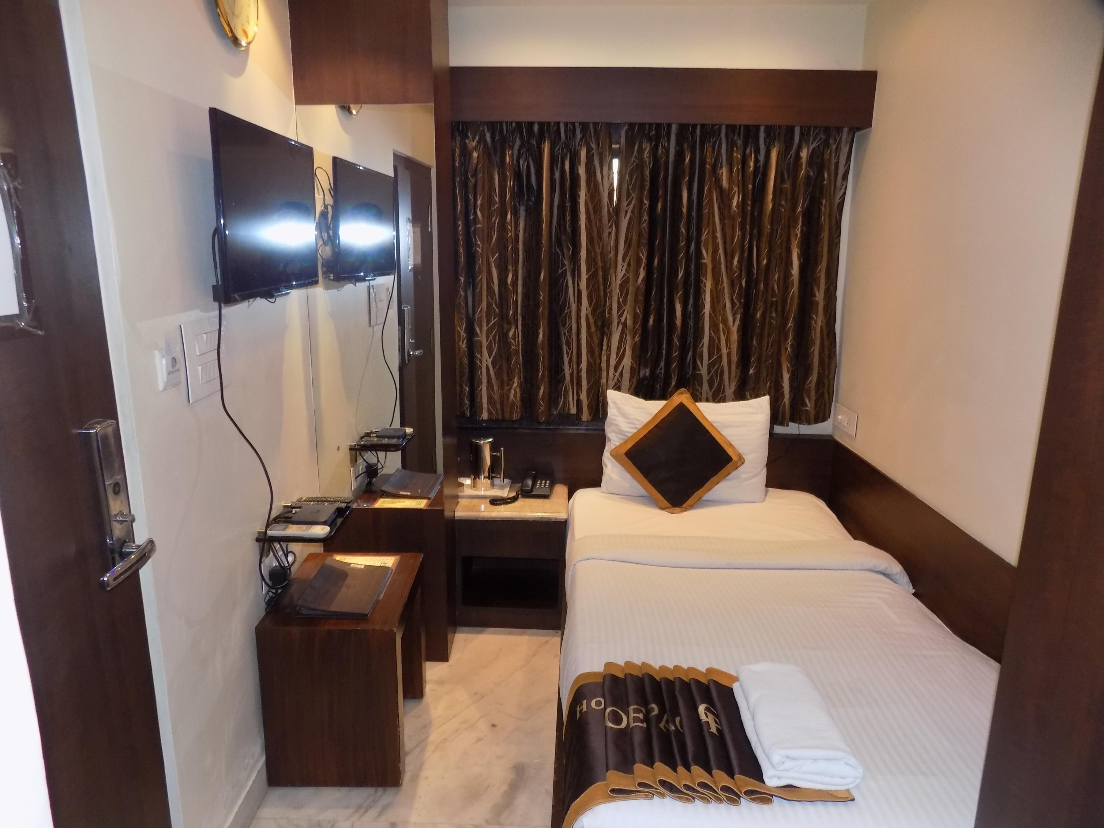 Hotel Golden Palace - Tap to explore photos