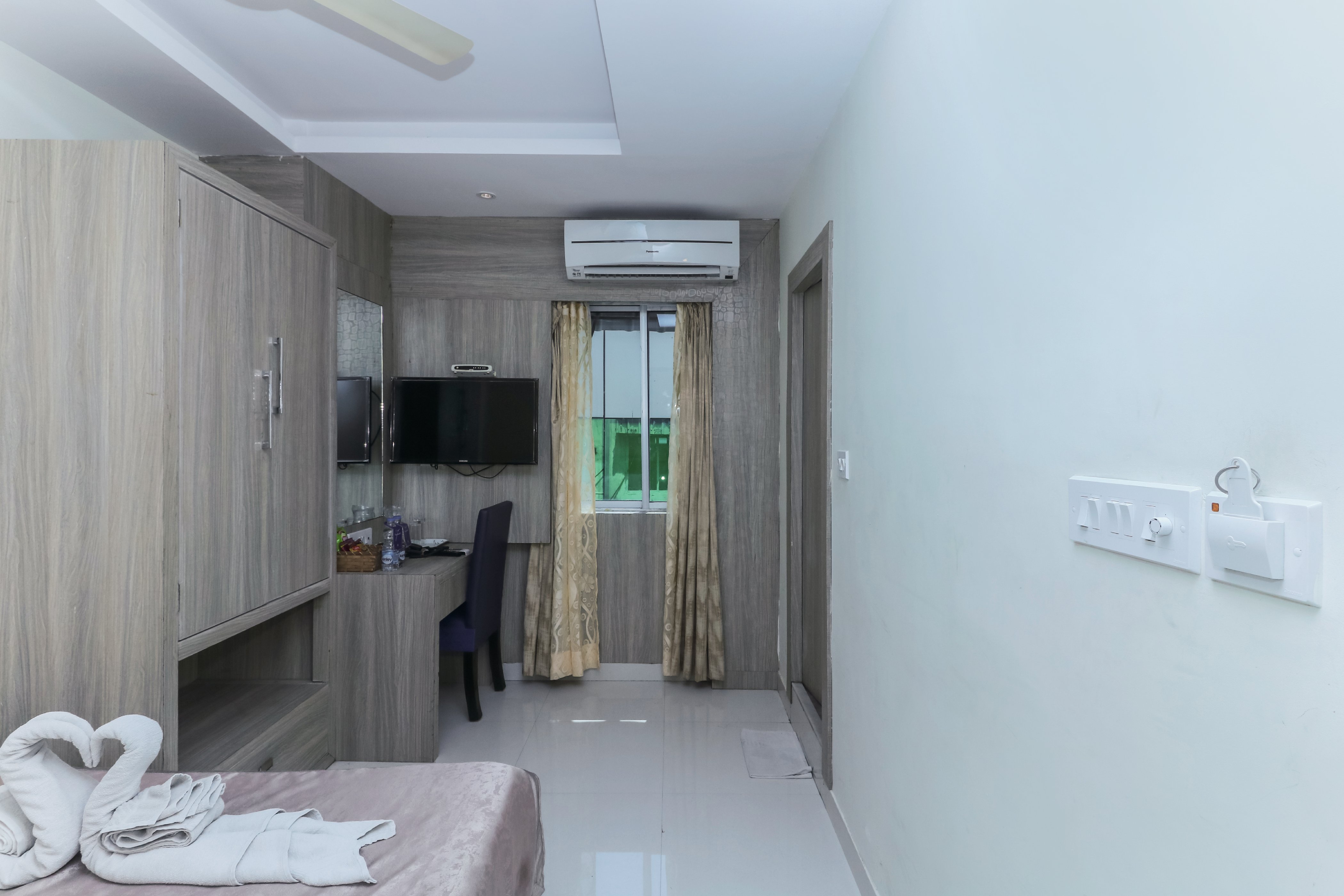 ASHREEN GUEST HOUSE Room Type - Business Room with Work Desk