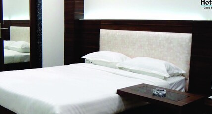 Hotel Solitaire Inn @ Sarafa Bazar, Lashkar Room Type - Deluxe Room