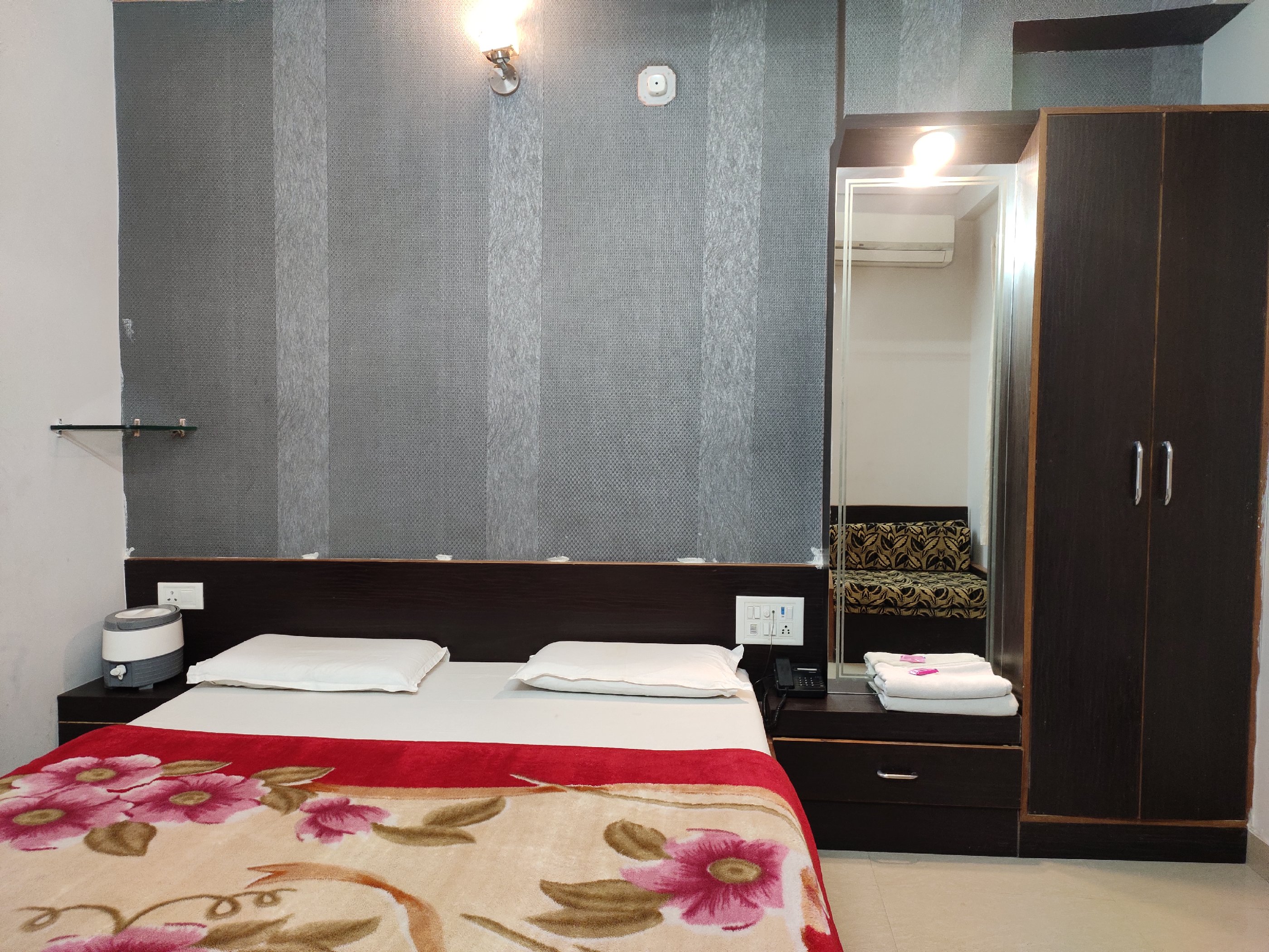 Hotel Gopi Kunj - Tap to explore photos