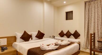 Hotel Shree Sai Room Type - Deluxe Room A/c