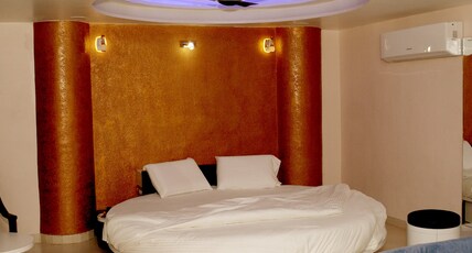 SHREE HOTEL Room Type - Suite Room with Bathtub