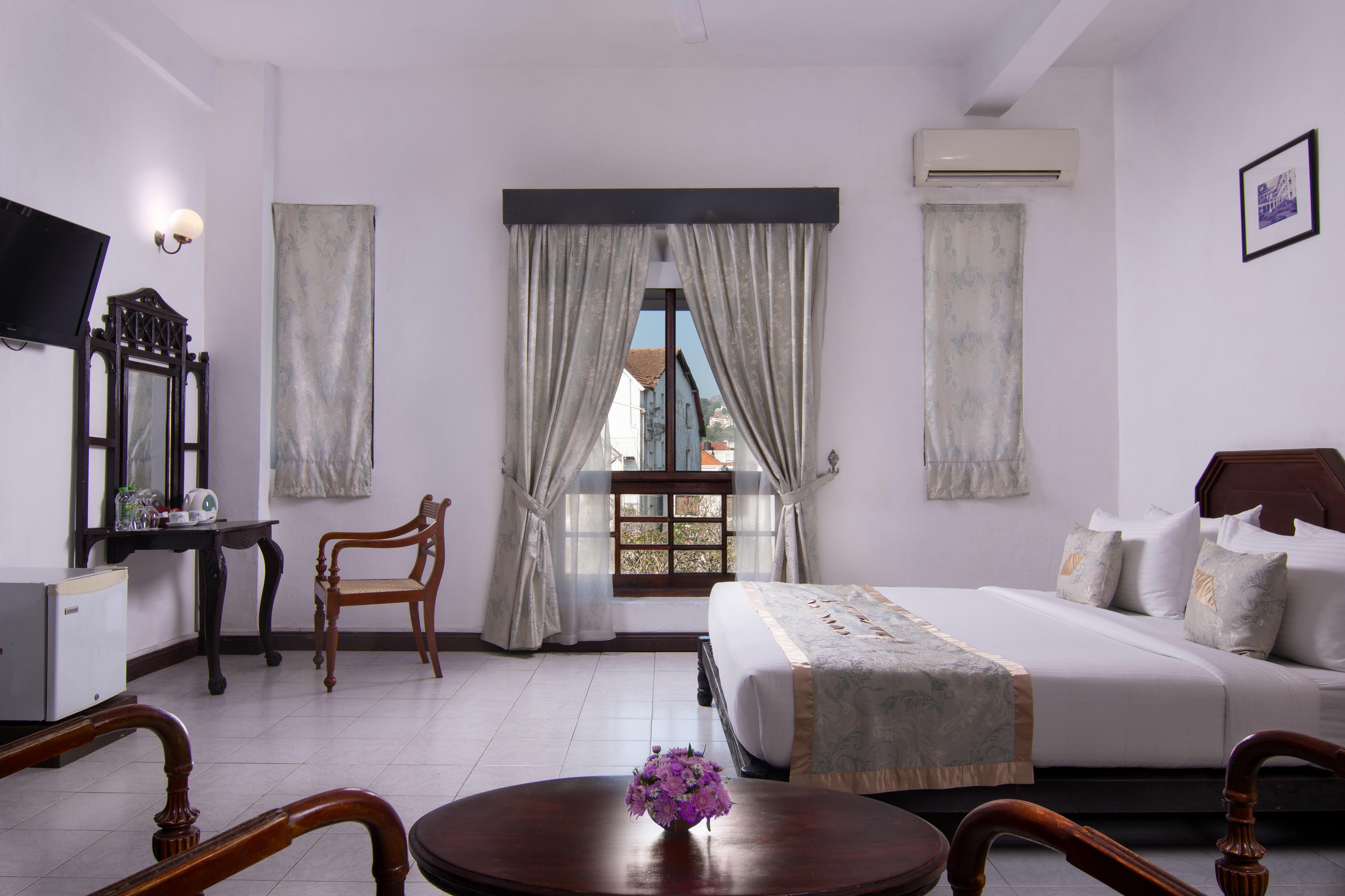 Queen's Hotel Room Type - Family Room with City View