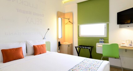 Ginger Lucknow Room Type - Queen Room