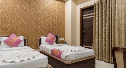 Hotel Manas Continental Room Type - Deluxe Room (Twin Beds)