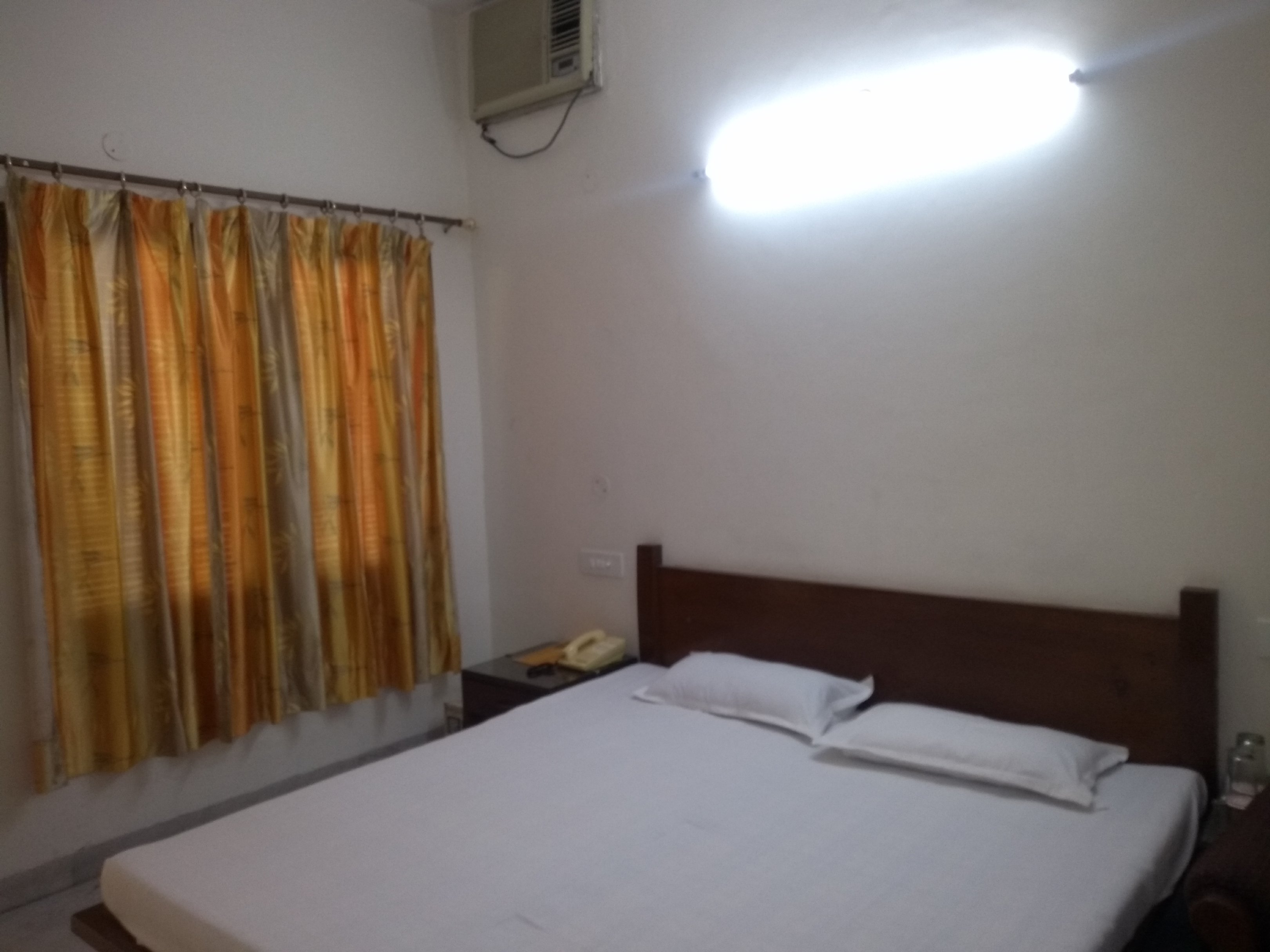 HOTEL ROYAL - Tap to explore photos