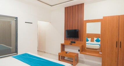 Hotel Paradise Inn Room Type - Deluxe Room with Balcony (Newly Renovated) Hotel Paradise Inn Room Type - Deluxe Room with Balcony (Newly Renovated)