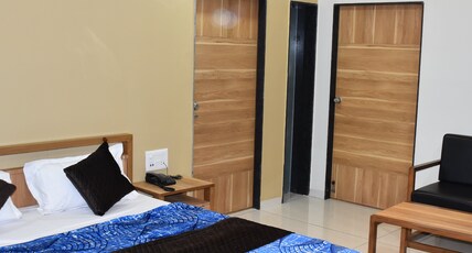 HOTEL OM PALACE & PARTY PLOT Room Type - Deluxe