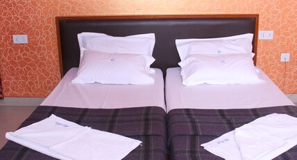 Hotel Saptagiri Abids Room Type - Super Deluxe Room non ac