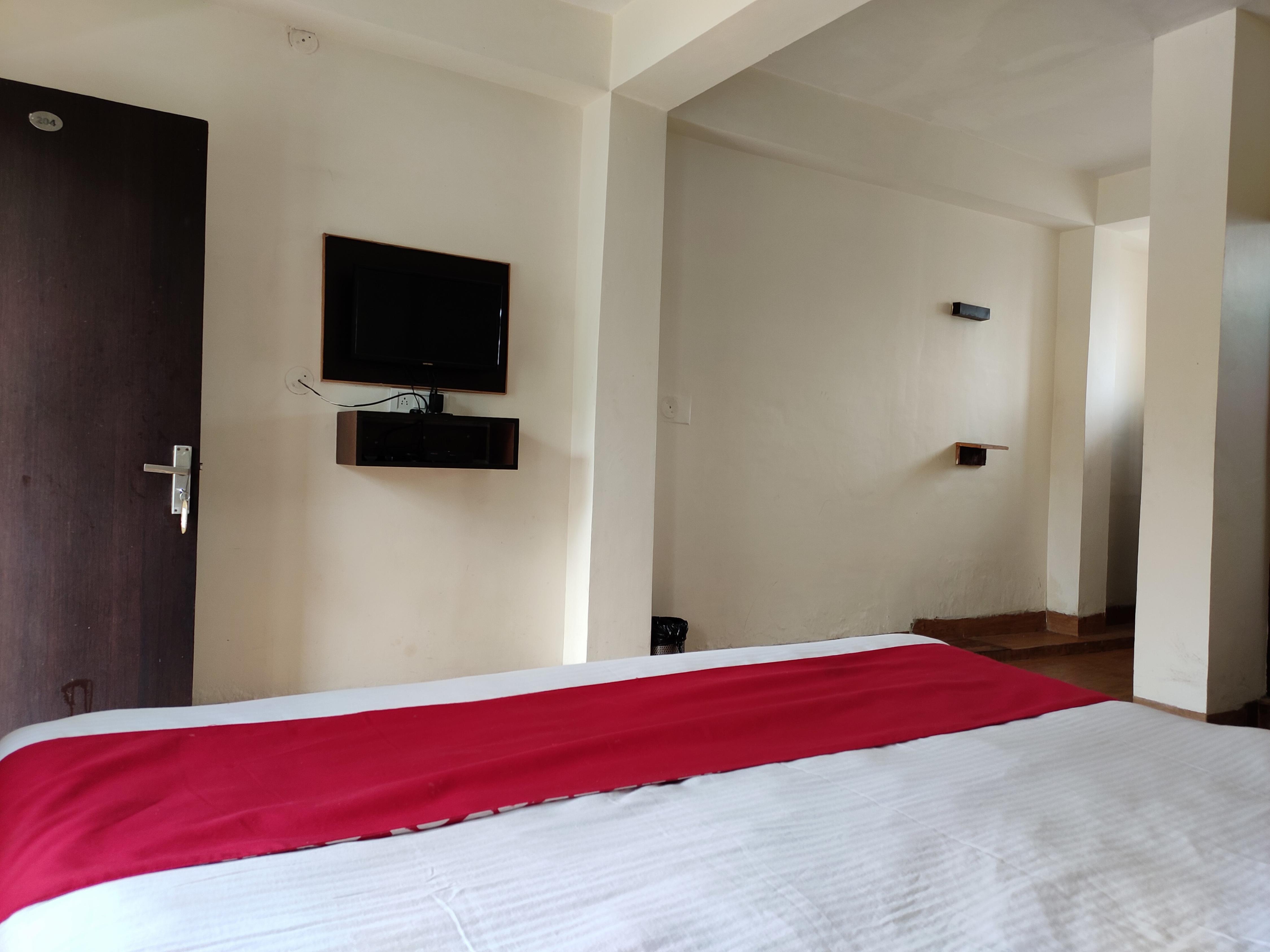 Hotel Green Woods - Tap to explore photos