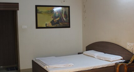 Radhe Motel Room Type - DELUXE AC DOULE BED
