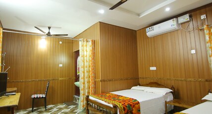 Royal Residency Erumeli Room Type - 4 Bed Ac Room