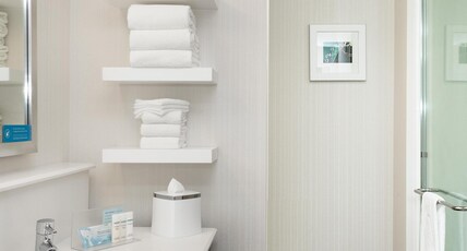 Hampton Inn & Suites by Hilton Seattle/Northgate Room Type - 1 KNG HEARING ACC NOSMOK