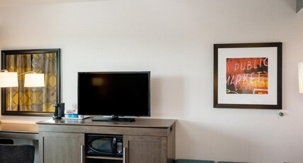 Hampton Inn & Suites by Hilton Seattle/Northgate Room Type - 1 KING NONSMOKING Hampton Inn & Suites by Hilton Seattle/Northgate Room Type - 1 KING NONSMOKING