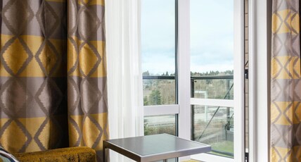 Hampton Inn & Suites by Hilton Seattle/Northgate Room Type - 1 KING MOB ACC TUB BALC NS