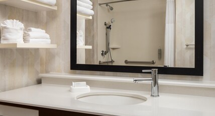 Hampton Inn & Suites by Hilton Whitefish Room Type - 2 QNS ACCESSIBLE W TUB NS