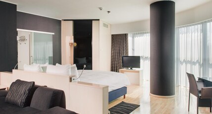 DoubleTree by Hilton Hotel Cluj - City Plaza Room Type - KING OVAL SUITE