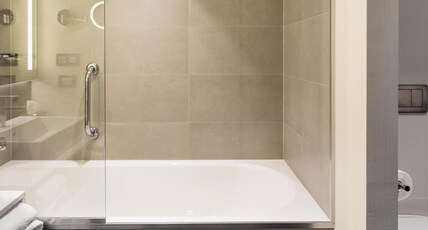 DoubleTree by Hilton Hotel Cluj - City Plaza Room Type - KING GUEST ROOM