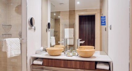 DoubleTree by Hilton Hotel Cluj - City Plaza Room Type - KING FAMILY DELUXE ROOM