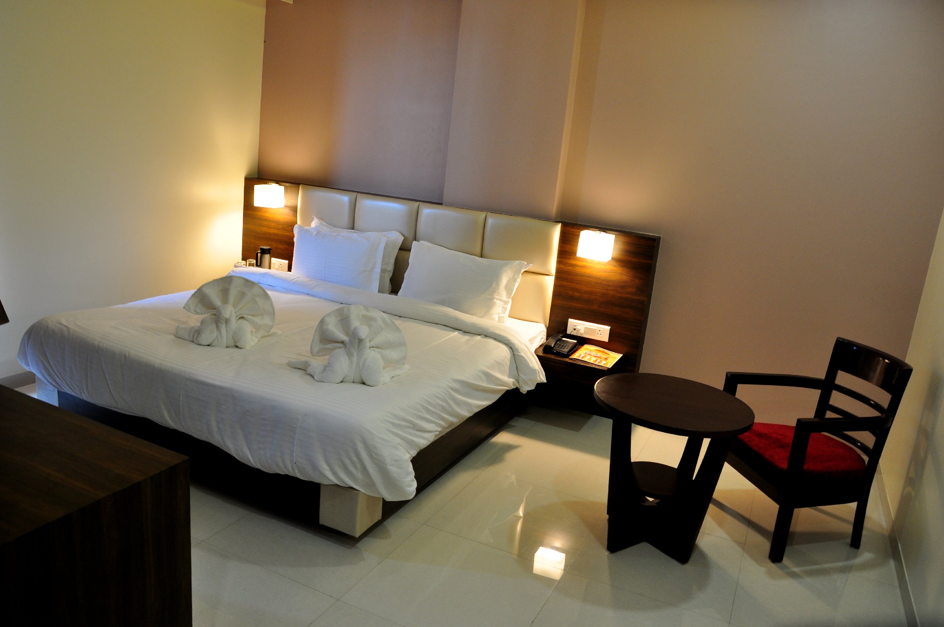 Royal Inn Room Type - Deluxe Double Bed Room