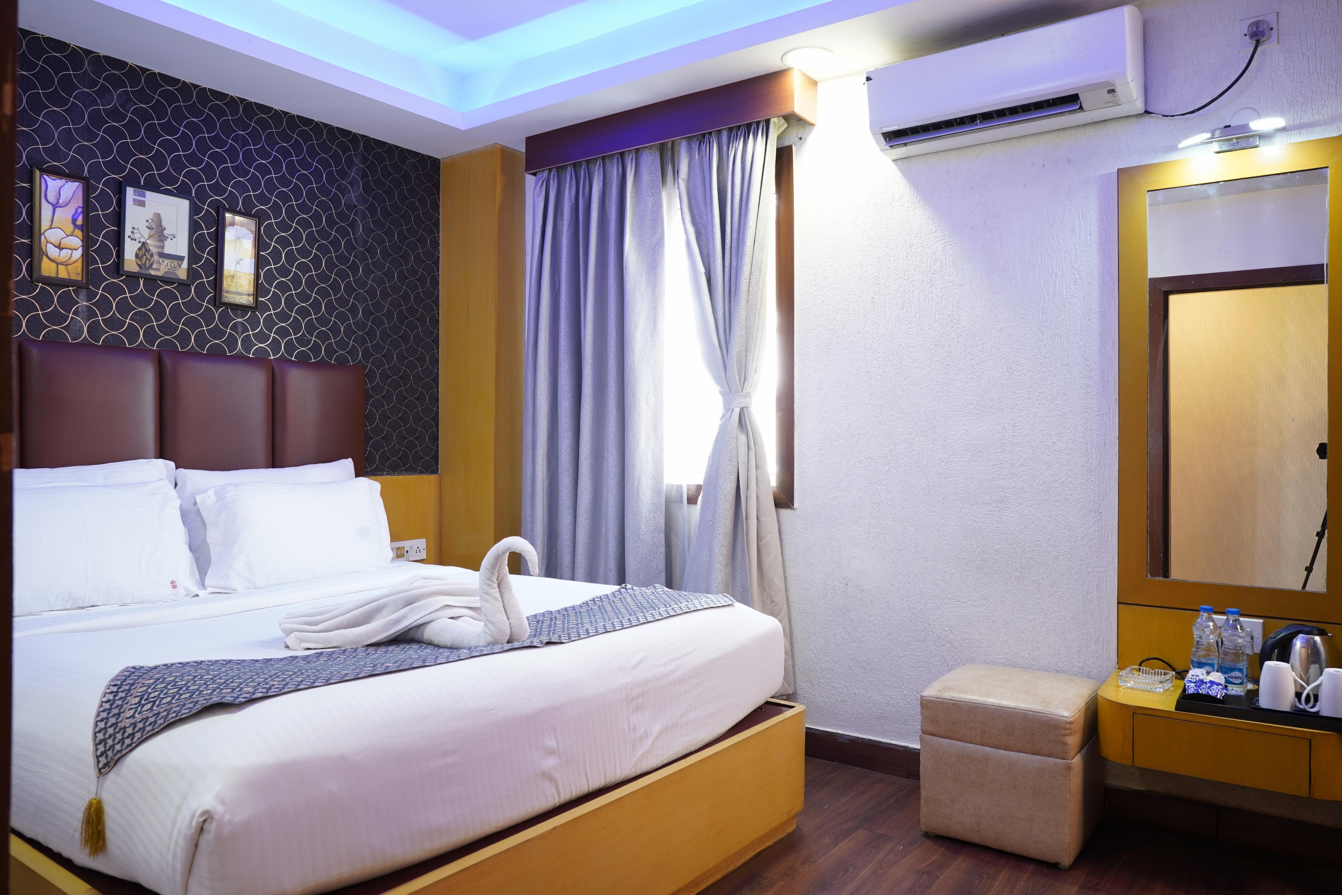 Hotel Emirates - Tap to explore photos