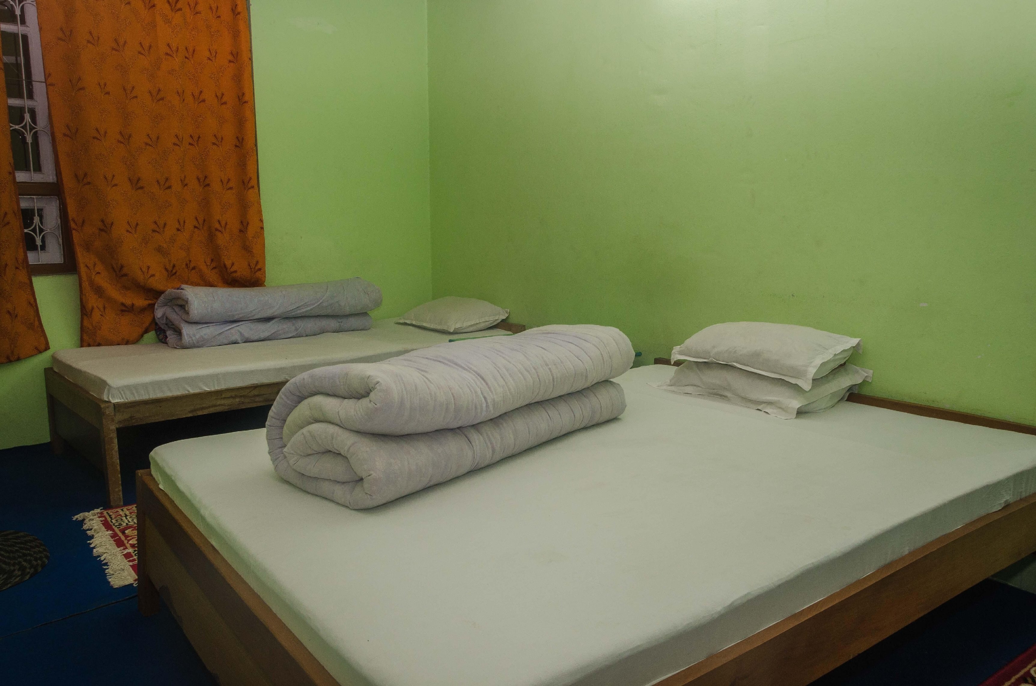 Munals' Nest Lodge (Double Bedroom) - Tap to explore photos