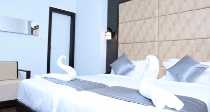 Hotel Crown Suites Room Type - Deluxe Twin With Balcony