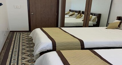 Carlton Hotel - Colaba Room Type - Superior Ac Triple With Common Showers (Taj View)