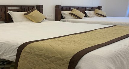 Carlton Hotel - Colaba Room Type - Superior Ac Quadruple With Common Showers (Taj View)