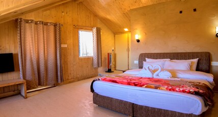 KVR Clarks Inn, Shimla Room Type - Deluxe Room with Valley View and King Bed