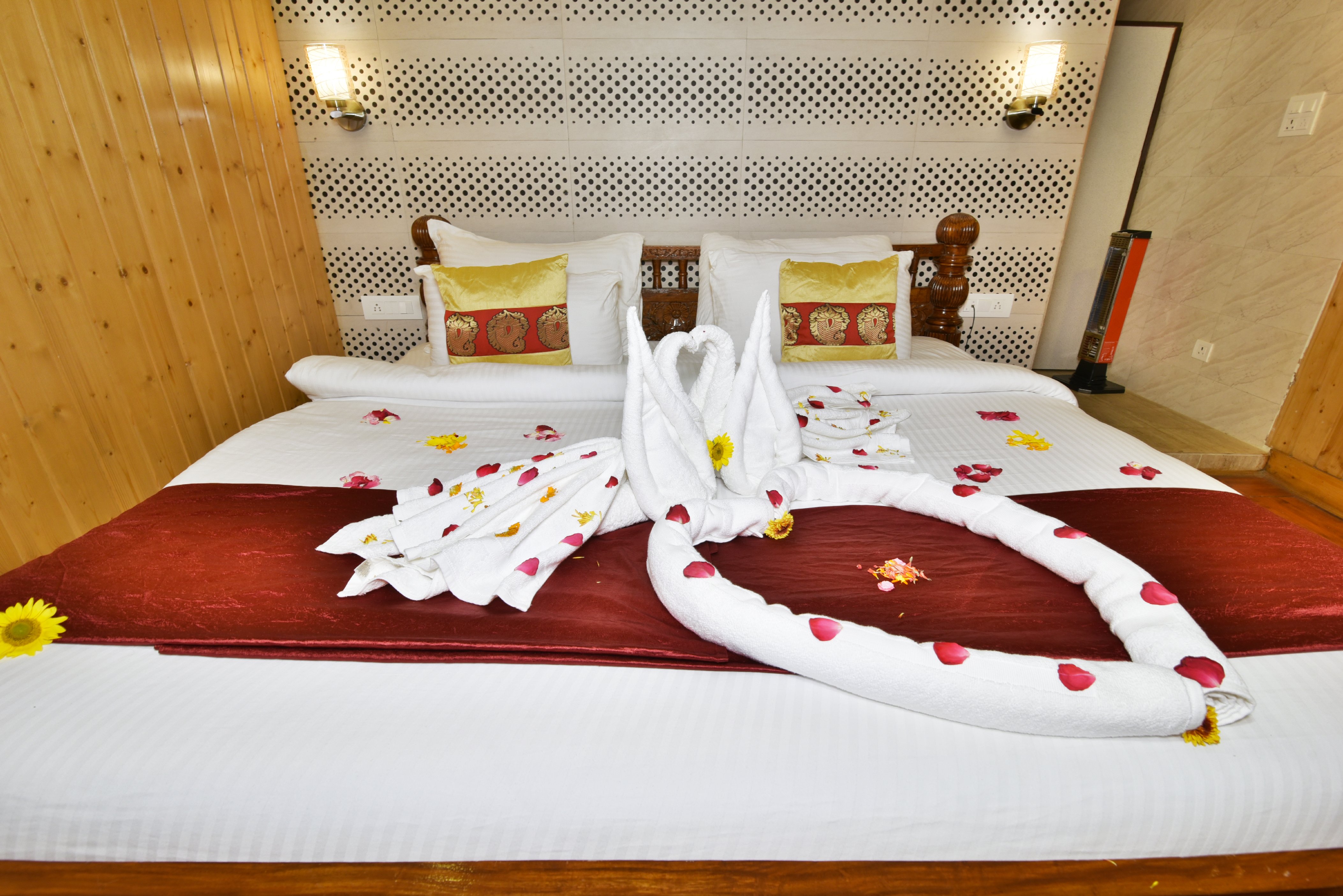 KVR Clarks Inn, Shimla Room Type - Premier Room with Valley view and King Bed