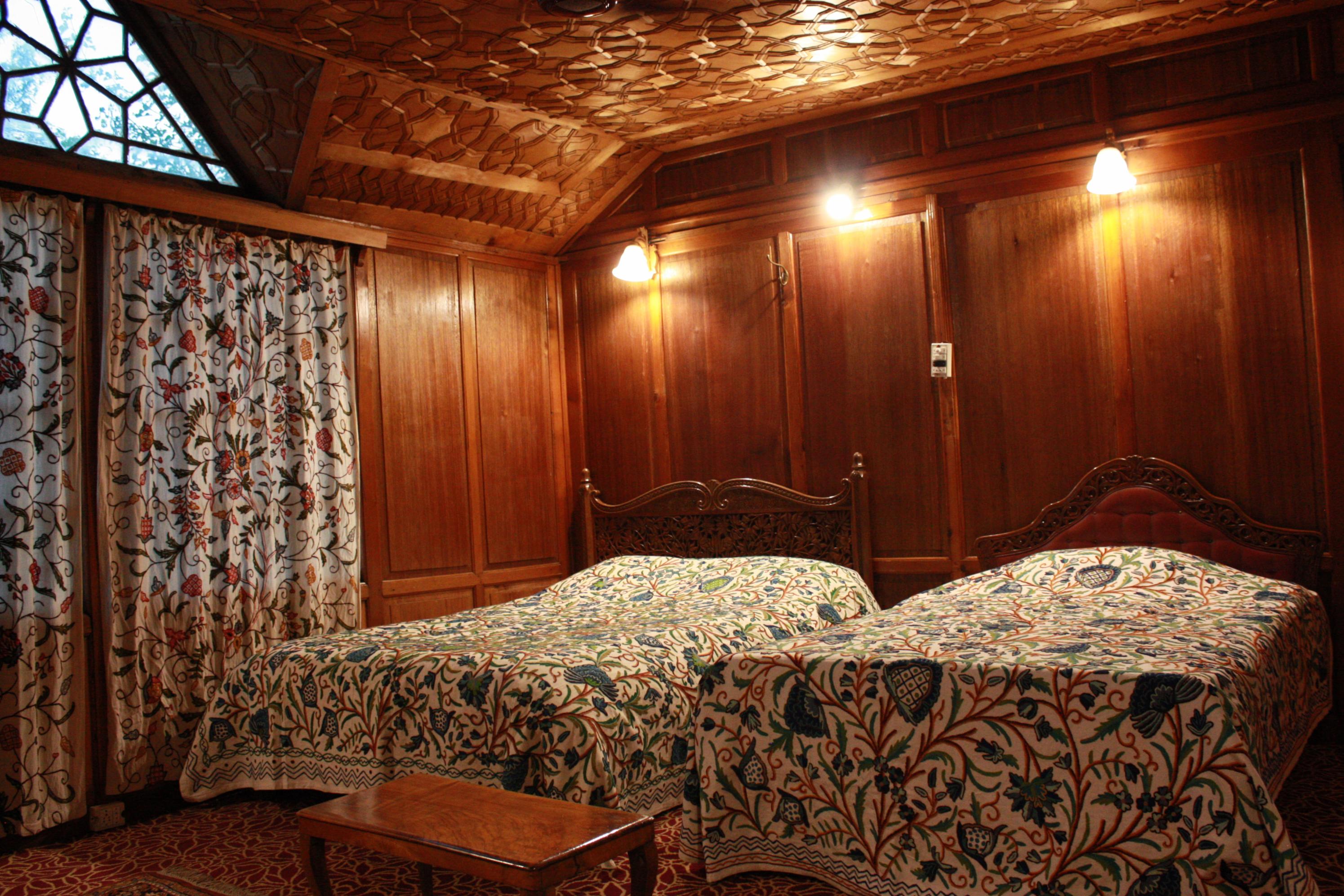 Wangnoo Paradise Heritage Houseboats - Tap to explore photos