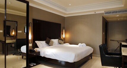 Hotel Park Residency Room Type - Luxury Suite with Bathtub