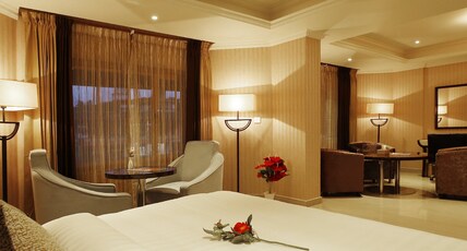 Hotel Park Residency Room Type - Premium Suite with Bathtub