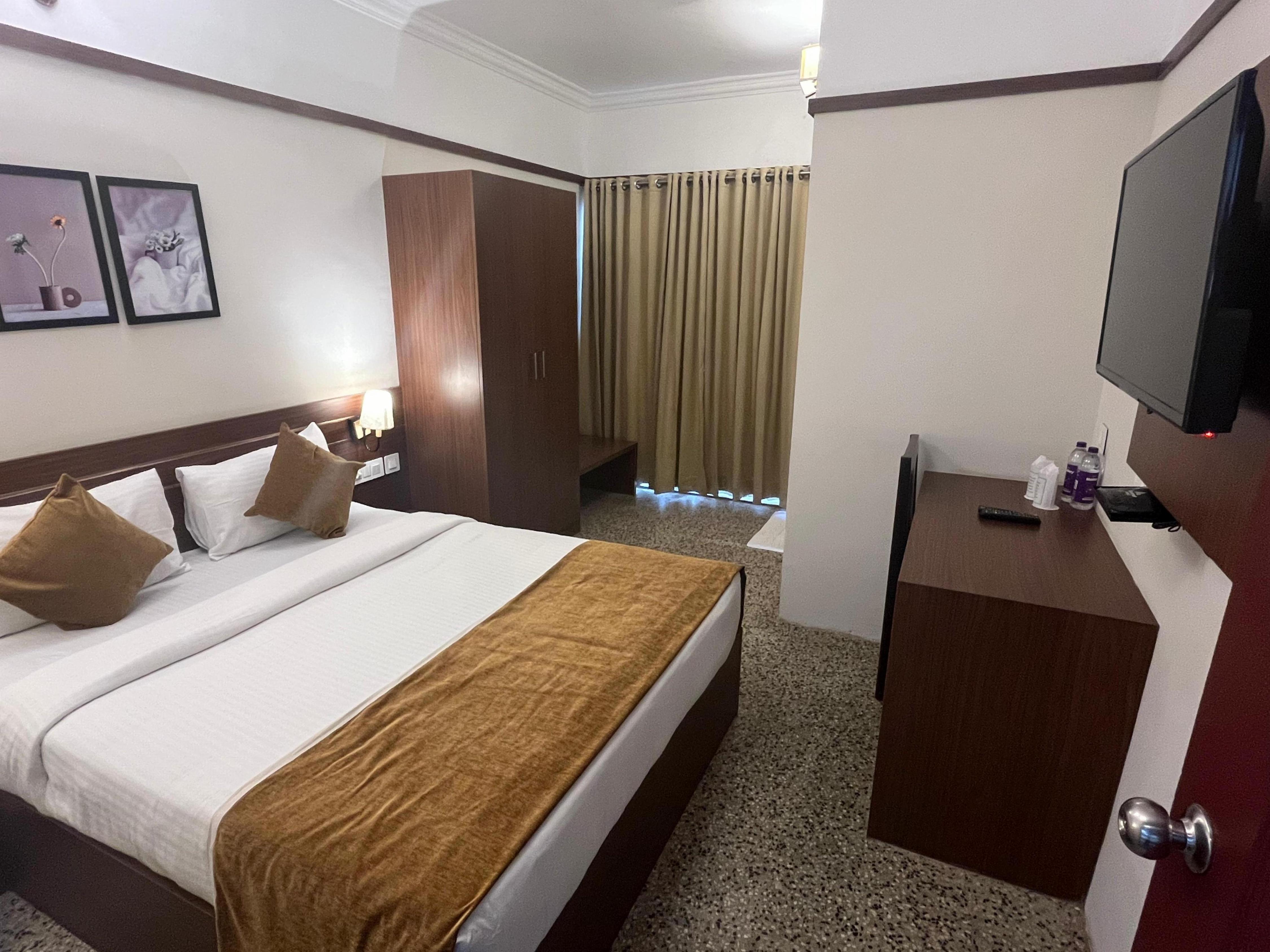 Hotel Keerthi Room Type - Deluxe Room AC