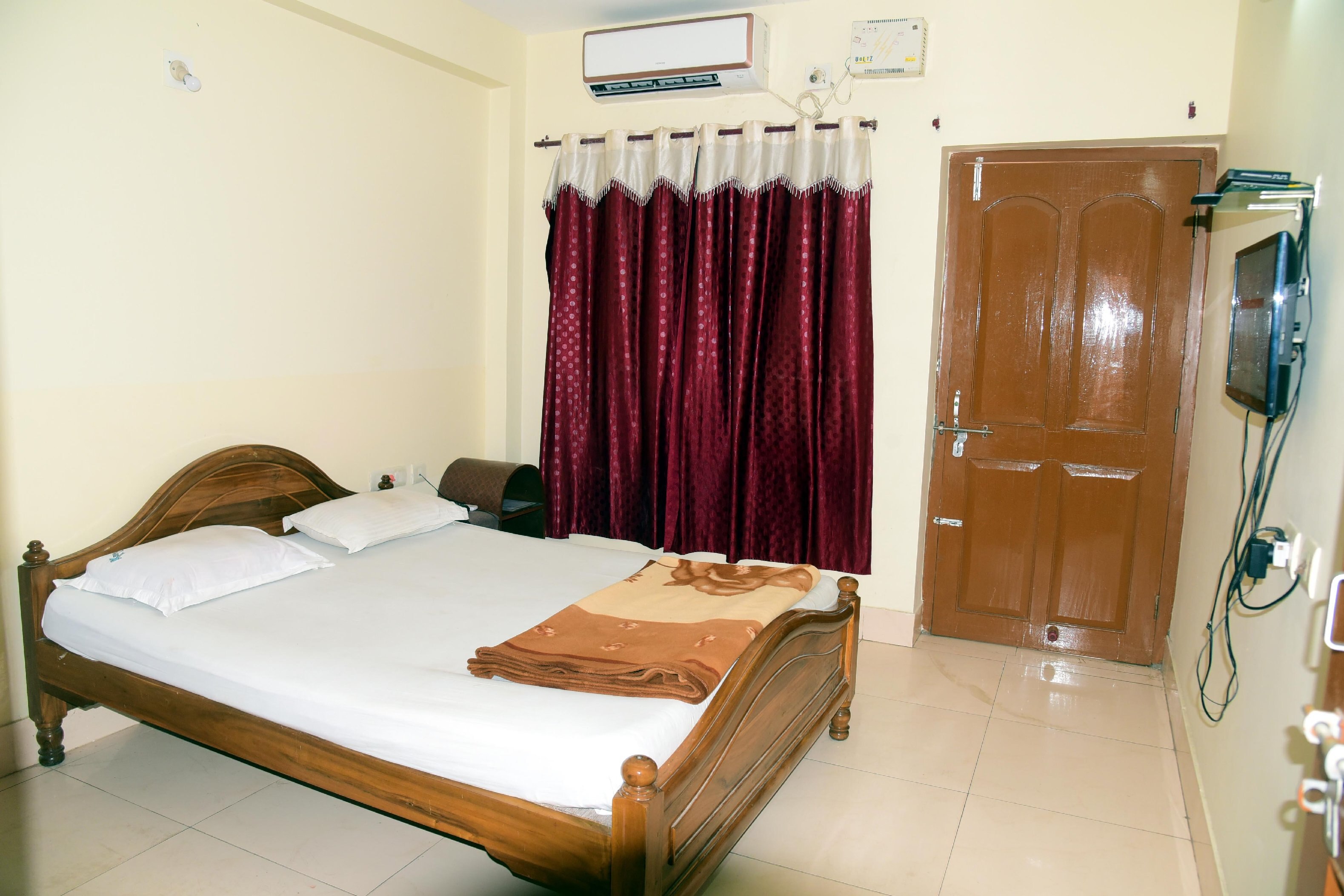 Hotel Krishna Palace - Tap to explore photos