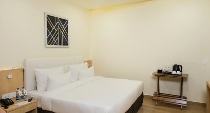 10 Park Street Hotel & Banquets Room Type - Deluxe King Bed Room