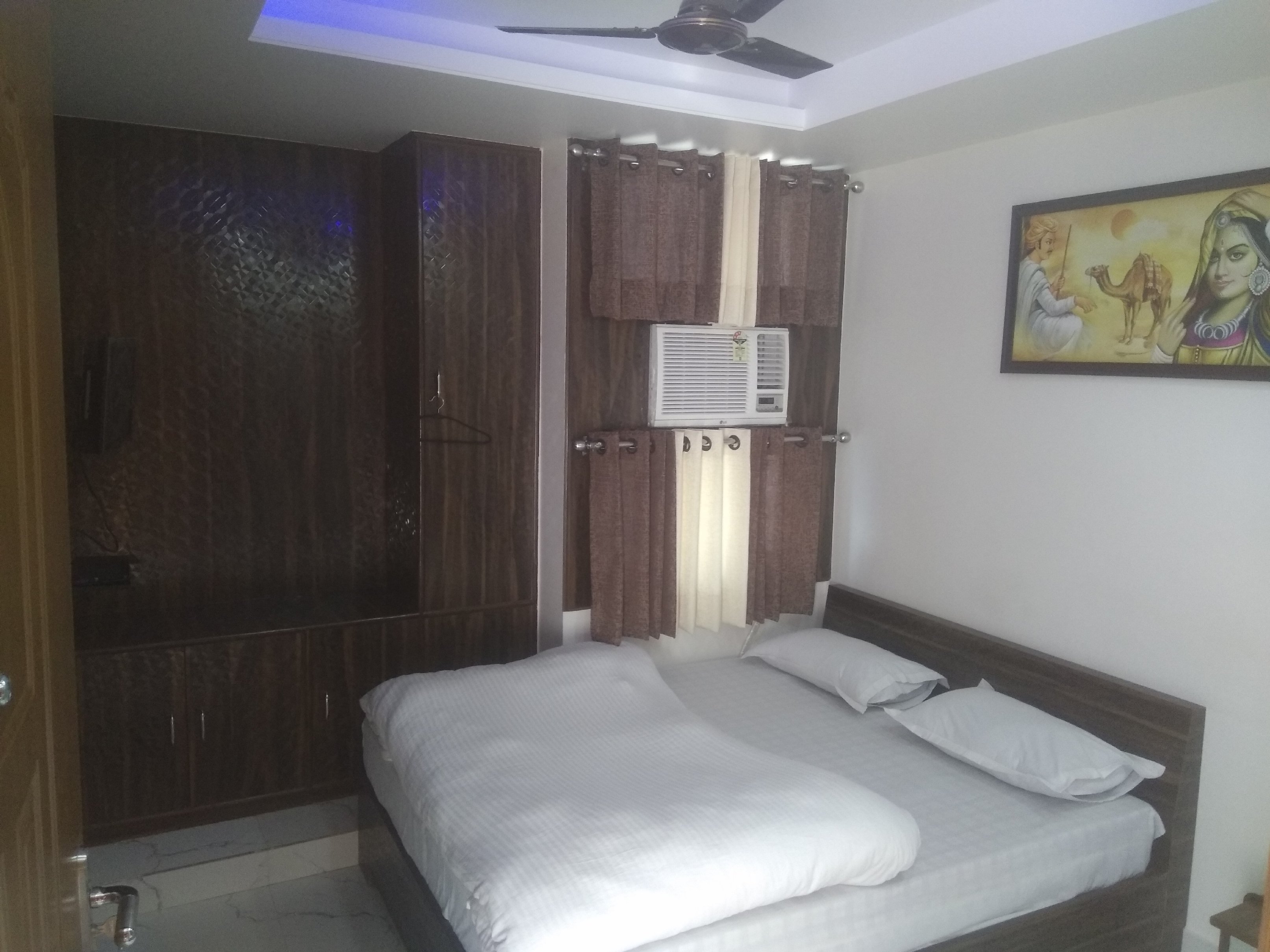 MJ hotel - Tap to explore photos