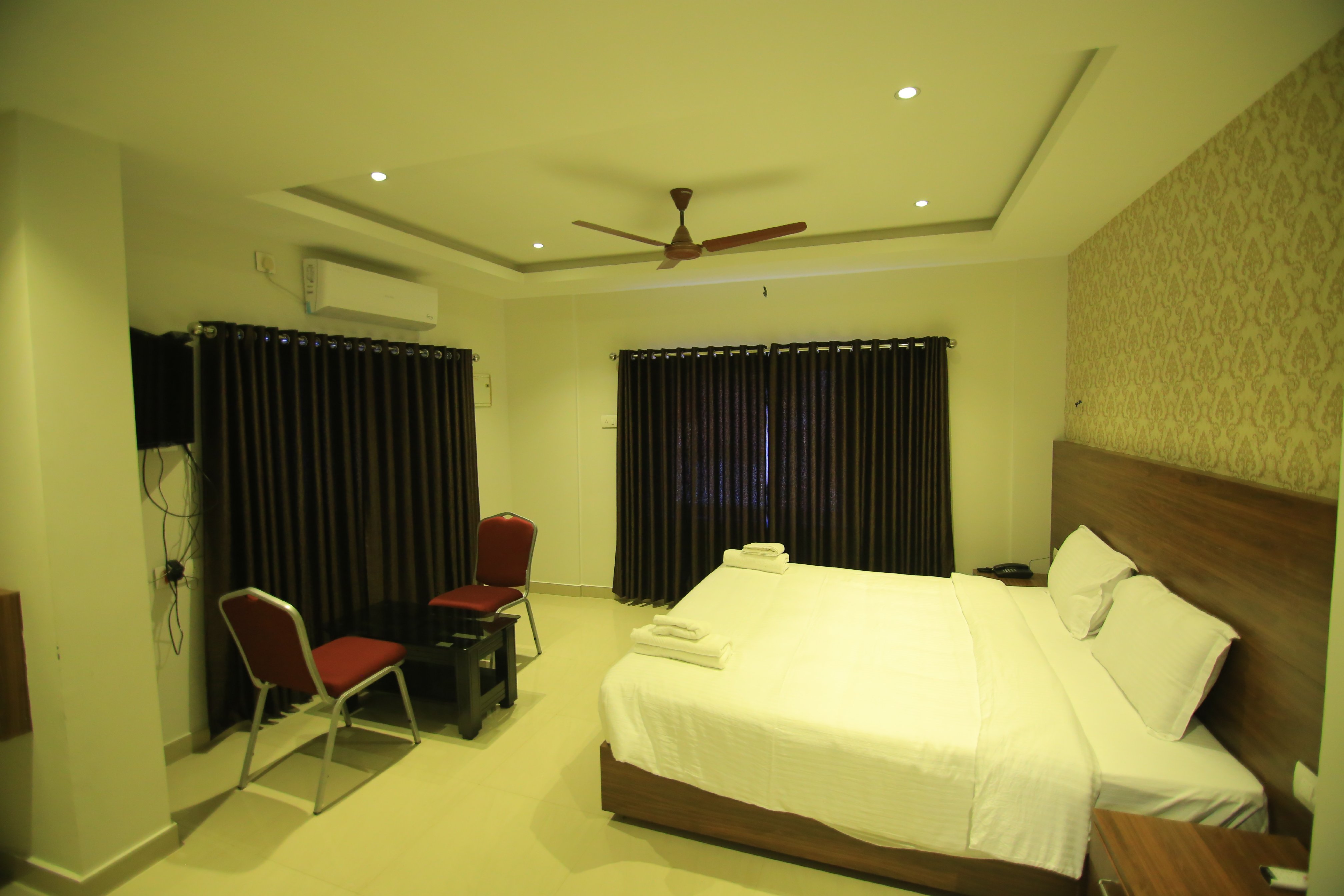 Hotel Malabar Grand & Malabar Restaurant Room Type - Deluxe Room