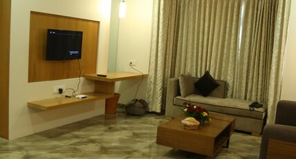 ALEXANDER LUXURY HOTEL Room Type - Royal Suite