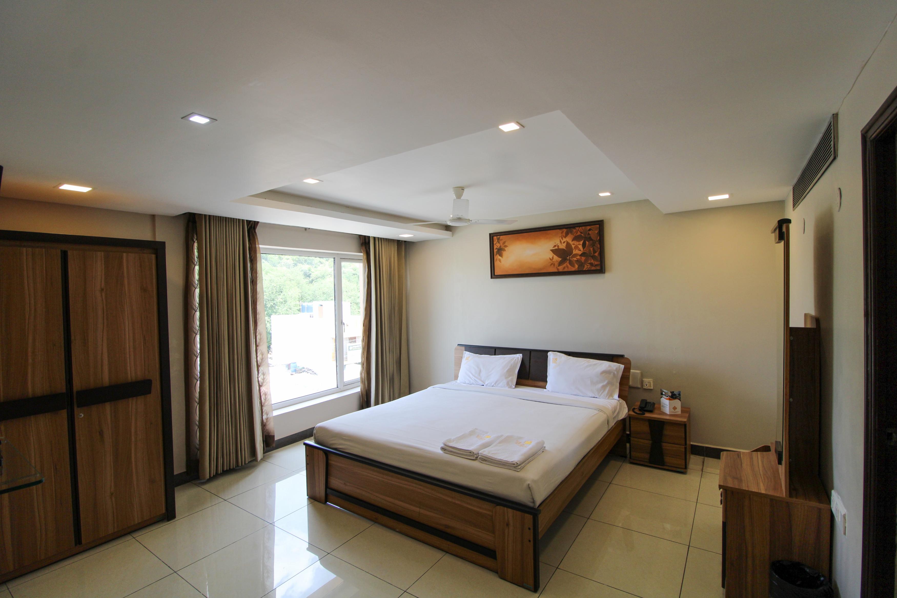 HOTEL GOLDEN GATEWAY - Tap to explore photos